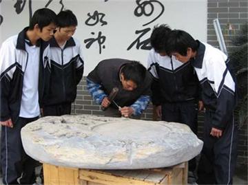 学生正在学习砚石雕刻