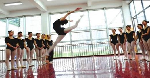 湛江艺术学校的舞蹈表演