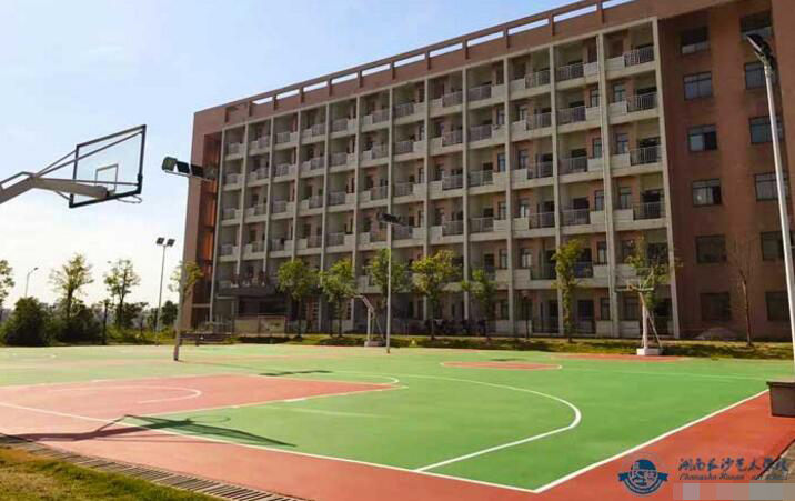 学校宿舍楼前的篮球场.jpg