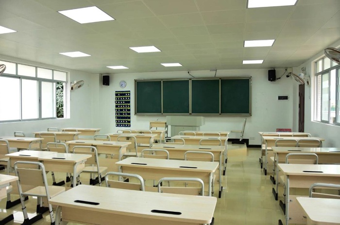 广东省国防科技技师学院明亮的课室